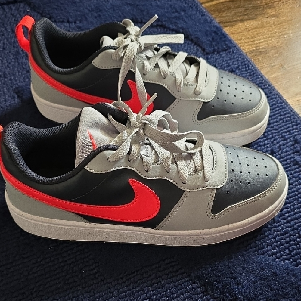 Nike Court Vision Low Top Sneakers BOYS 6.5 brand new